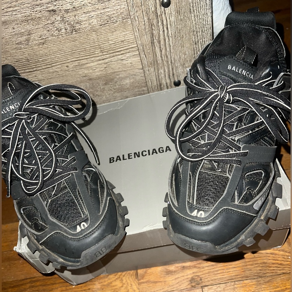 Used Balenciaga’s but in great condition! Barely worn. Will clean before shippin